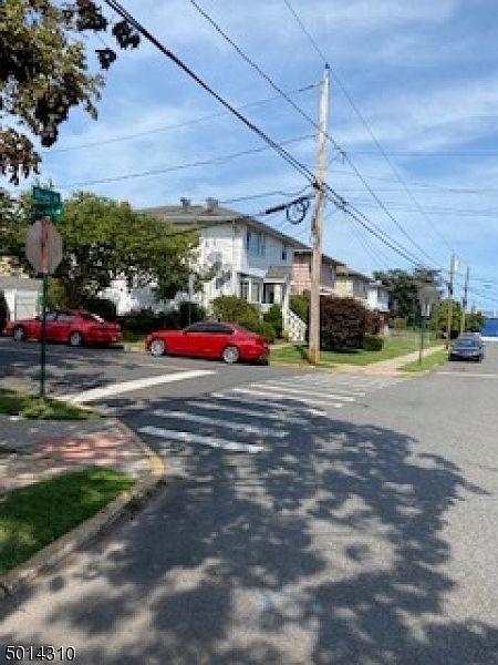 2nd image of 400-404 Doyle St