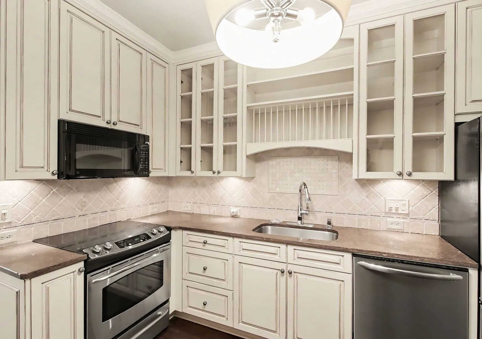 Spacious Living in Burton Hills! — Photo 3