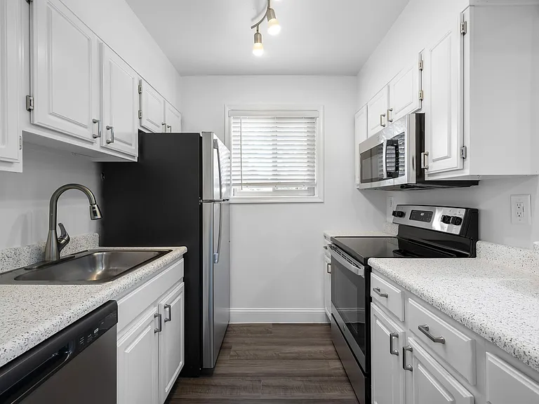 Bren Mar Apartments — Photo 15
