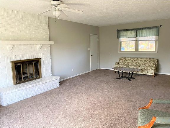 3rd image of 913 N Meadows Ln