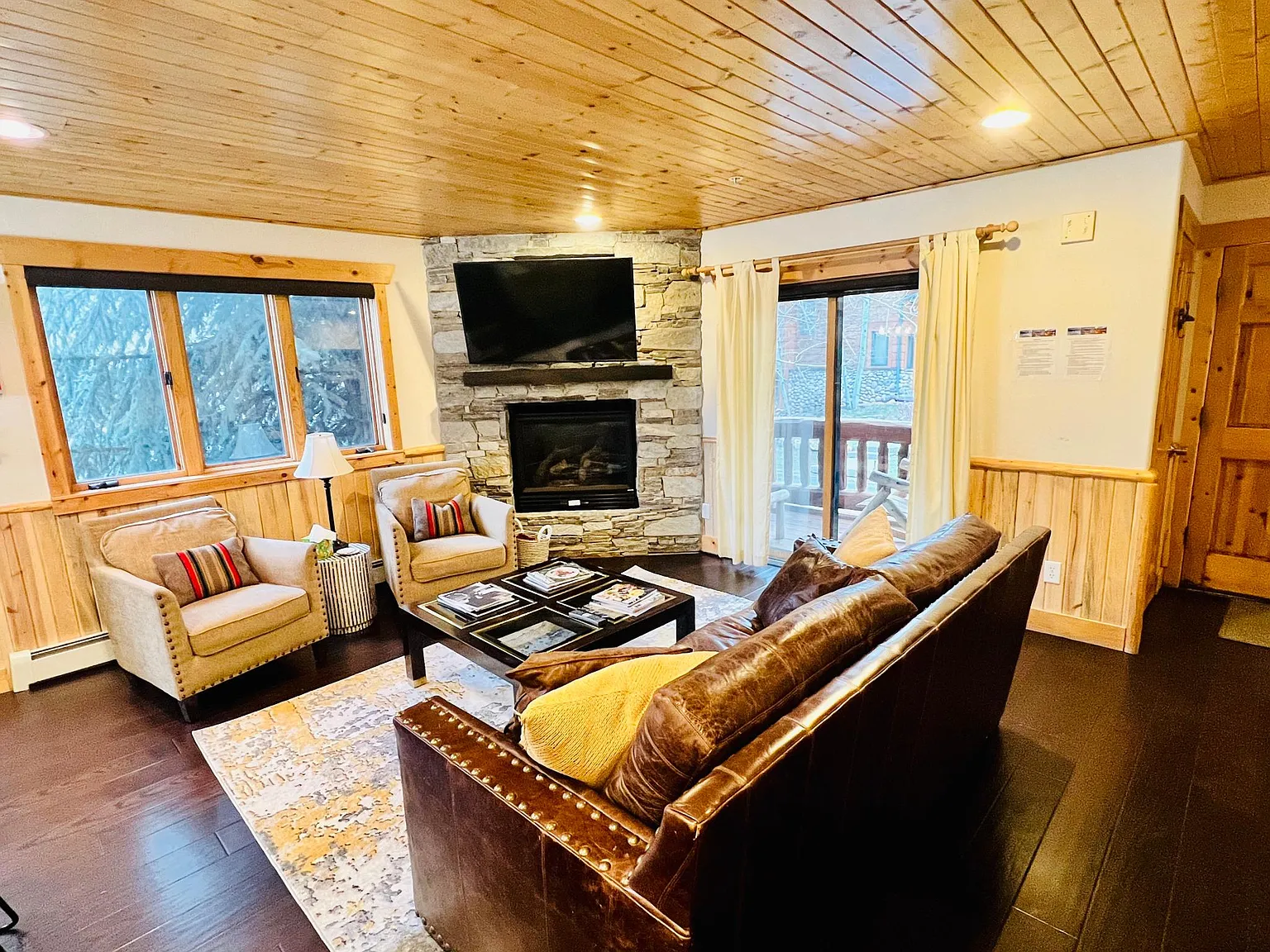 2 bed, 1054 sqft, $3,190 — Photo 3