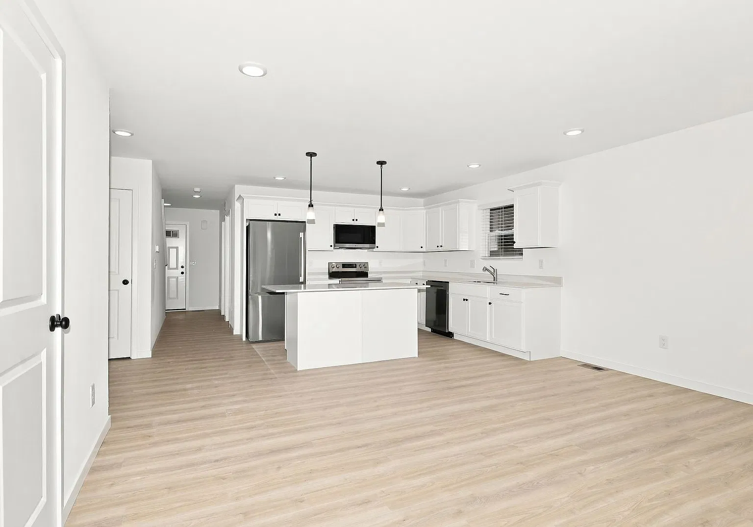 1 Month FREE Rent! Applied to Your First Full Month. Terms & Conditions Apply. — Photo 3