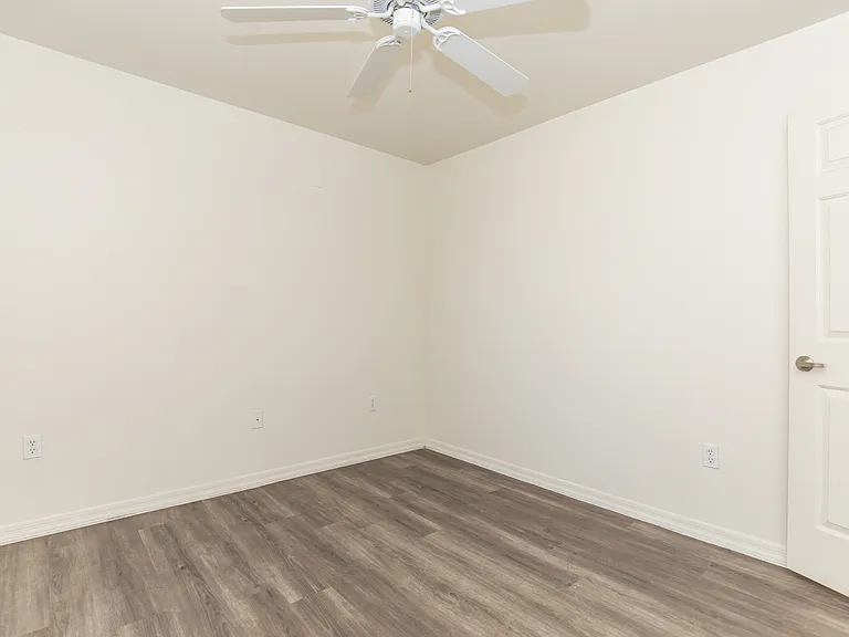 Indigo Pointe Apartments — Photo 20
