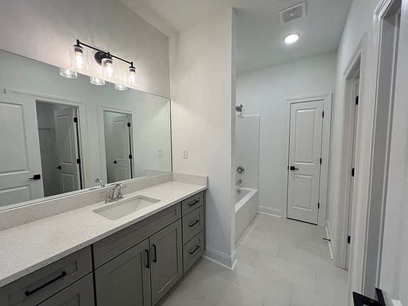 5th image of 512 Rosewood Ln