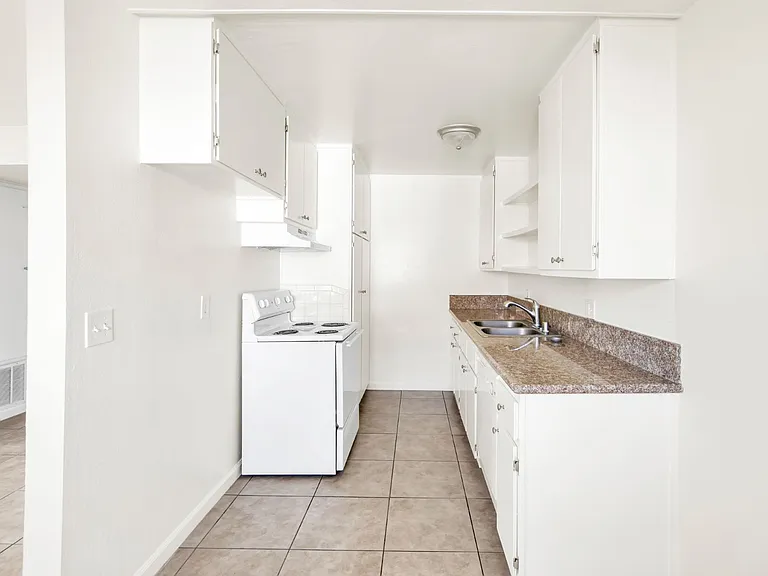 25284 Park Ave #I-1 — Photo 8