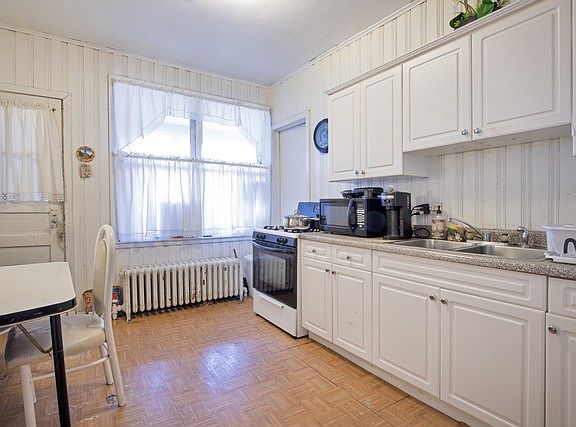 5th image of 2216 W Foster Ave