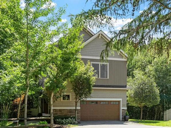 127 Boxwood Ln, Dover, NH 03820