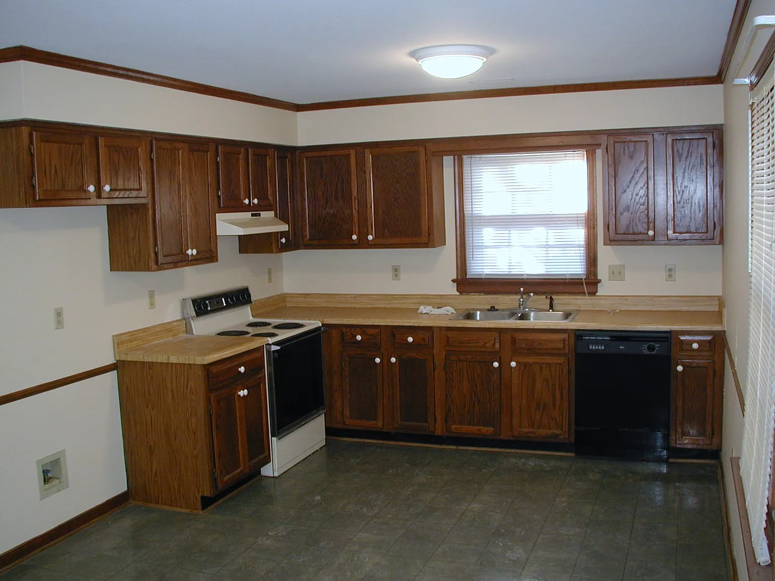 3 bed, 1325 sqft, $2,100 — Photo 4