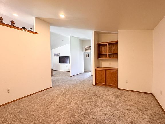 5th image of 823 Lane St