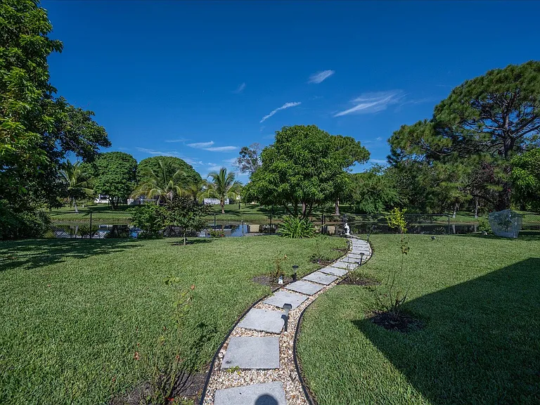 13889 Geranium Pl — Photo 30