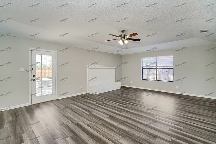 3 bed, 2.0 bath, 1348 sqft, $1,945 — Photo 3