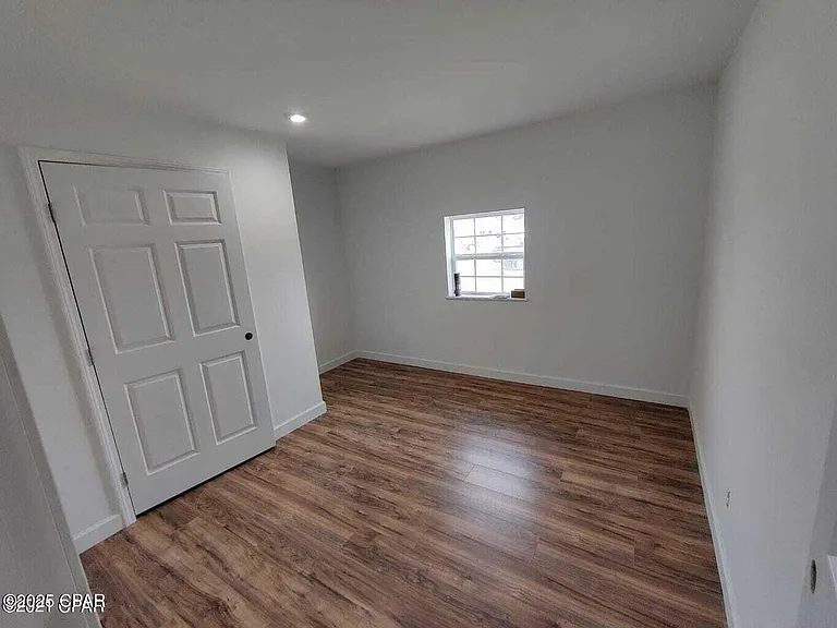 1006 E 2nd Ct — Photo 9