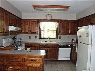 3rd image of 8 Dogwood Hollow Ln