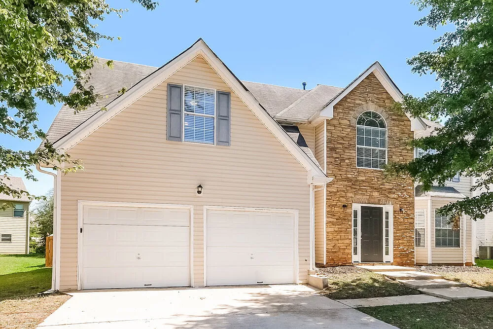4 bed, 2.5 bath, 2704 sqft, $2,145 — Photo 4