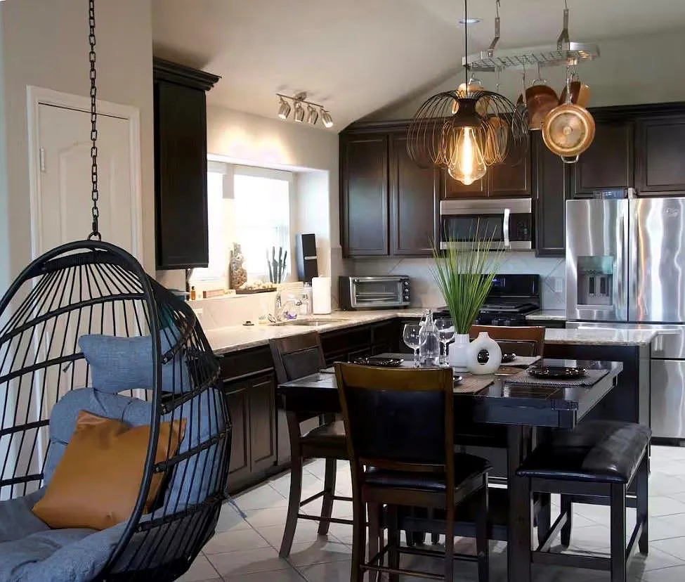 4 bed, 2.0 bath, 1884 sqft, $2,500 — Photo 3