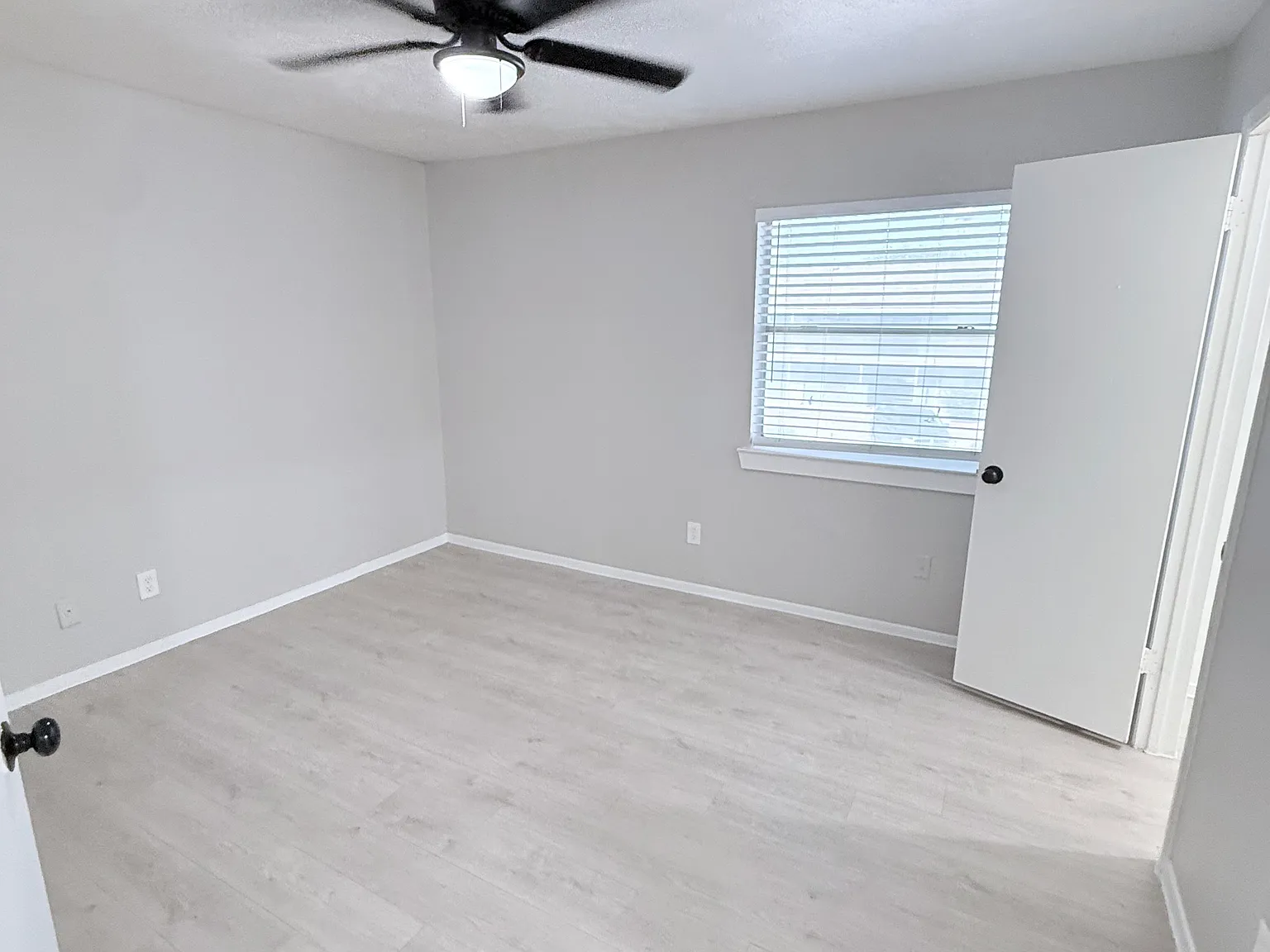 2752 E Ledbetter Dr — Photo 2