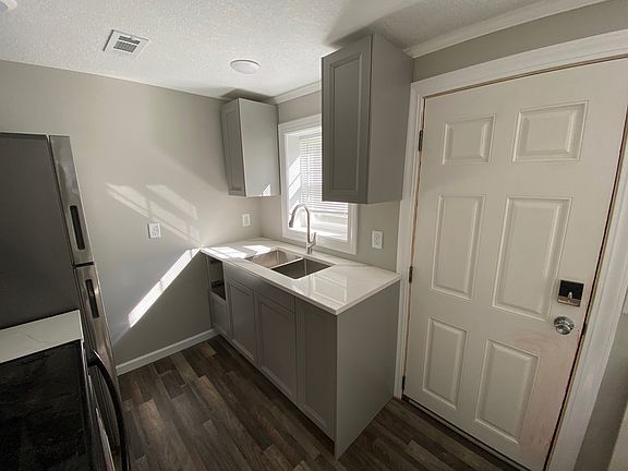 4th image of 104 14th St #D
