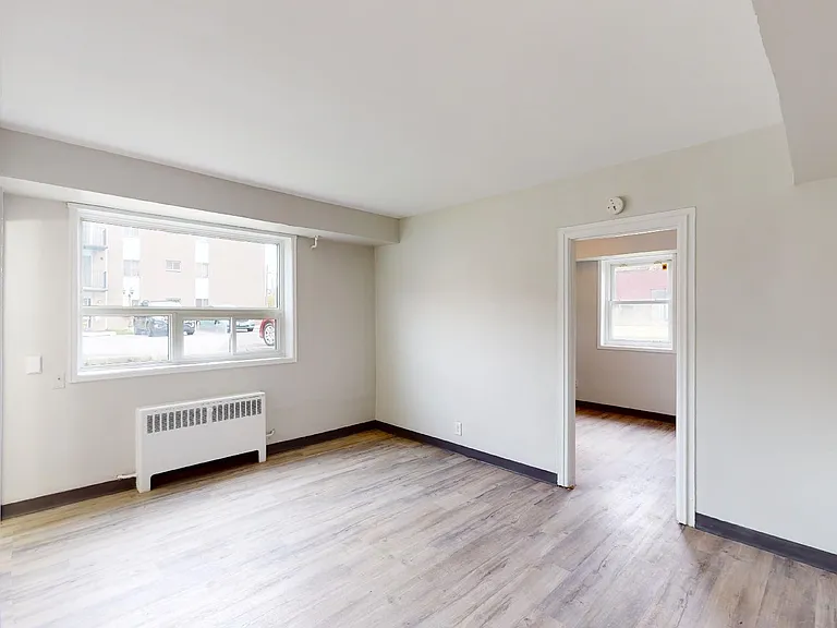 6460 Wyandotte St E — Photo 18