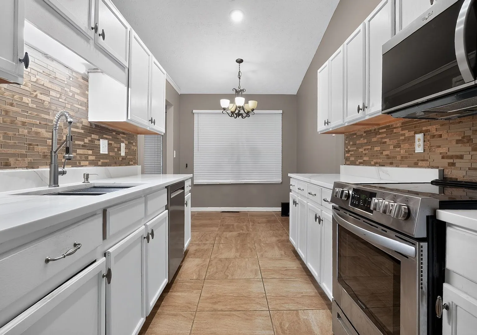 Spacious 5BR House in Ellenwood — Photo 3