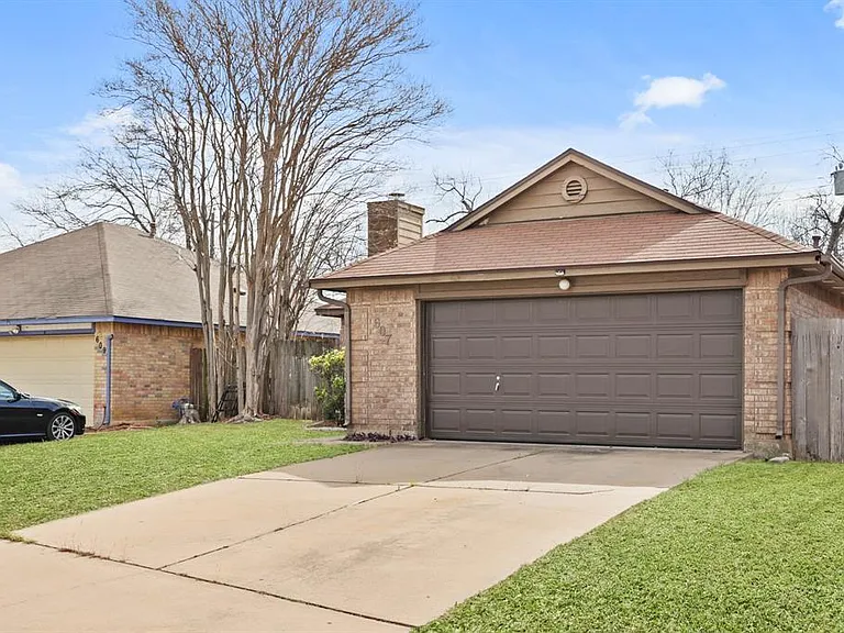 607 Saunders Dr — Photo 2