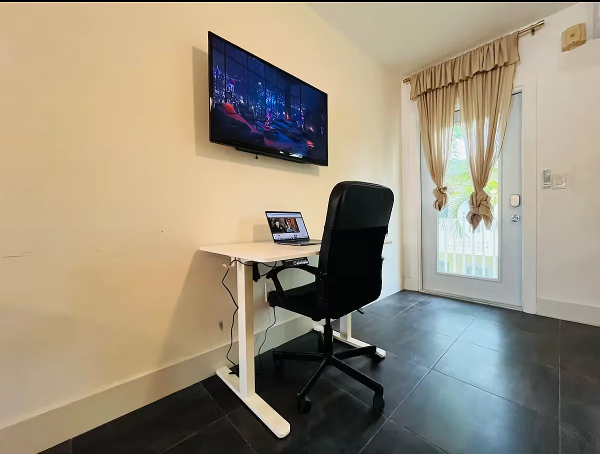 Studio, 400 sqft, $2,400 — Photo 3