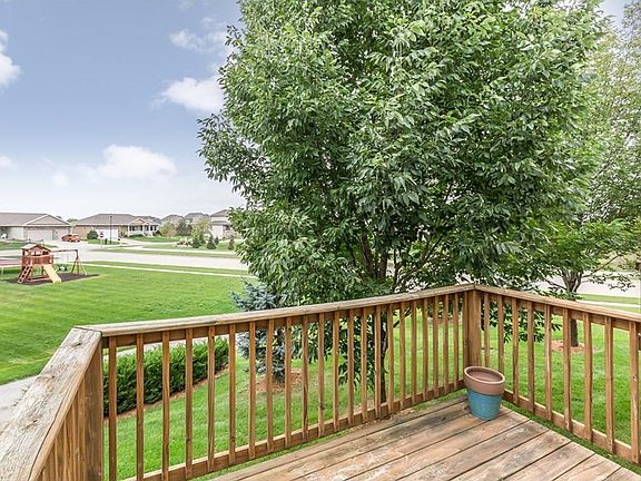 3rd image of 384 NE Olivewood