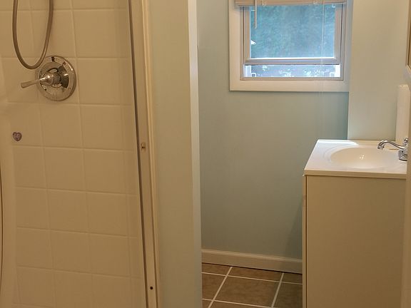 2nd floor full bathroom