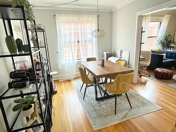 3rd image of 918 W Oakdale Ave #3N