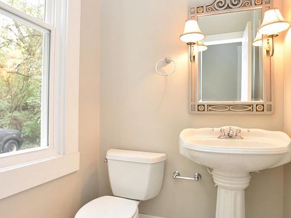 5th image of 637 Hawthorne Ave #1