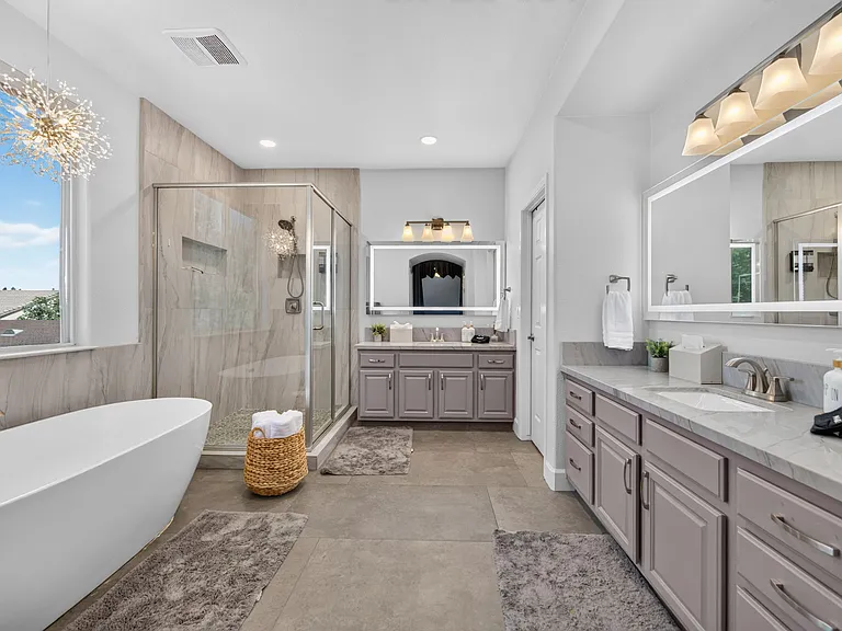 9427 N Winery Ave — Photo 4