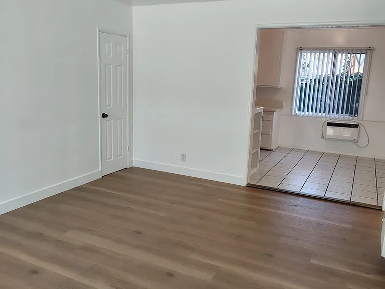 15531 Victory Blvd #B — Photo 1