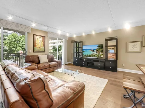 1077 River Rd APT 205, Edgewater, NJ 07020