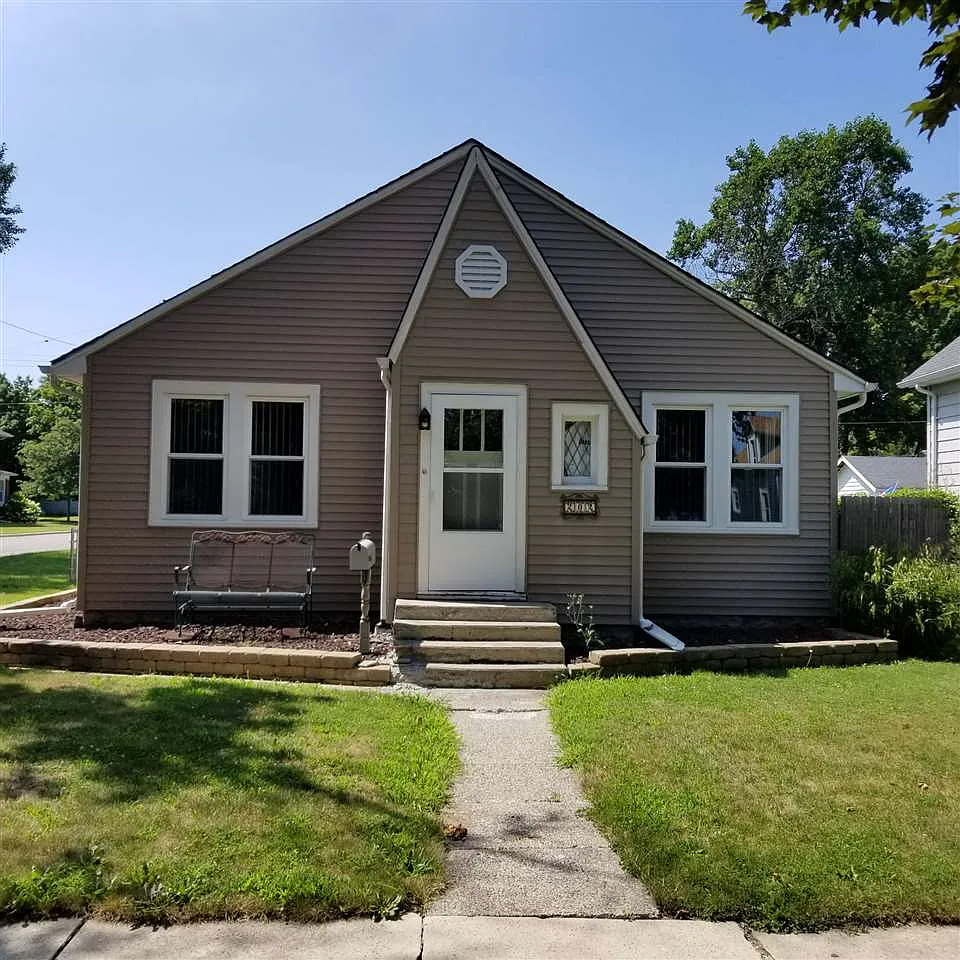 202 Roosevelt St photo 1