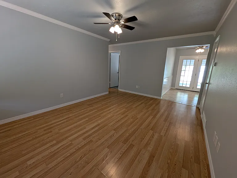 313 Davis Cir — Photo 2