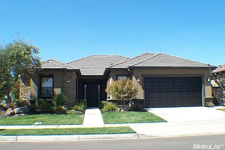 3 bed, 2105 sqft, $2,800 — Photo 2