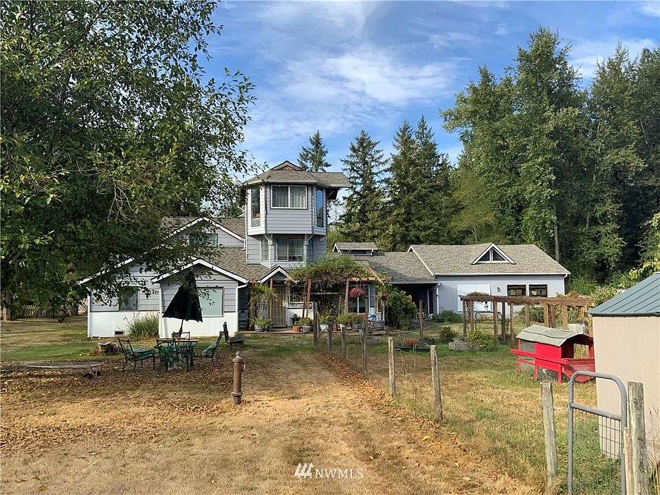 4 Bedroom Farm House with over 3,500 Sq Ft & on 10 Private Acres!