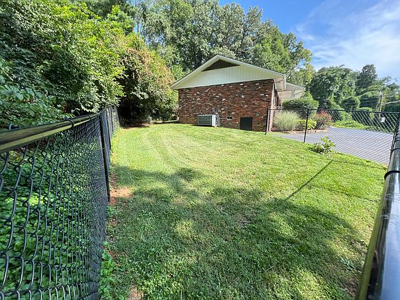 Side fenced yard.