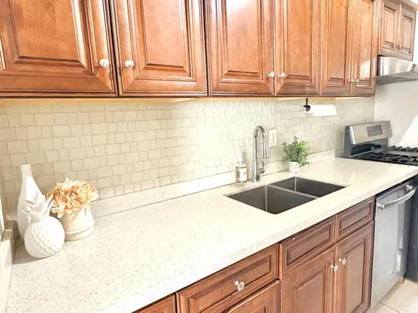 2755 Windwood Dr #17, Mississauga, ON L5N 2C8