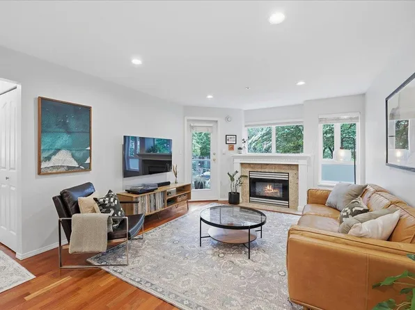 1738 Frances St #202, Vancouver, BC V5L 1Z6