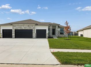 9815 Cumberland Dr, Papillion, NE 68046