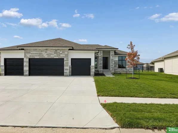 9815 Cumberland Dr, Papillion, NE 68046