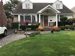 52 Shortridge Dr, Mineola, NY 11501