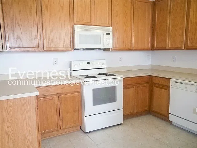3 bed, 3.0 bath, 2200 sqft, $2,300 — Photo 4