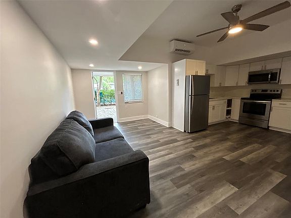 5th image of 828 NE 17th Ave APT 5