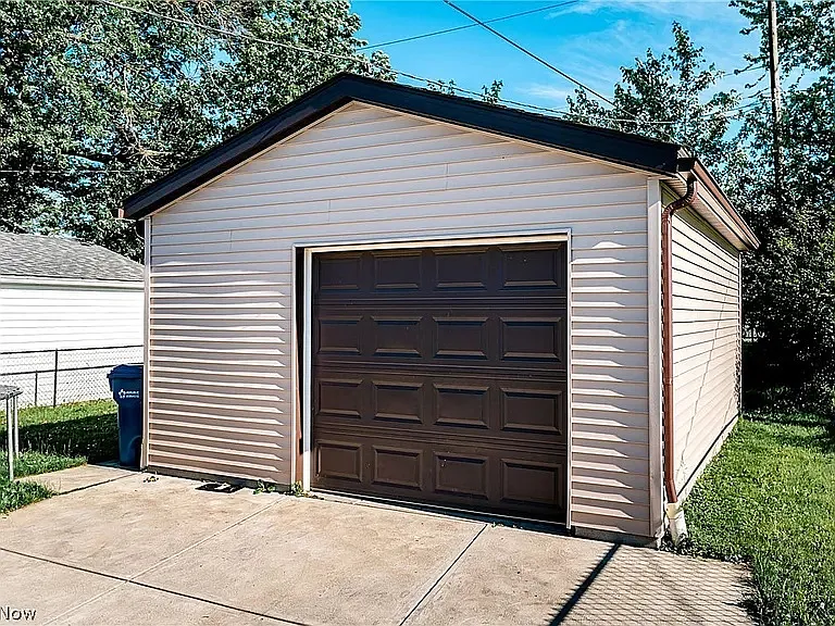 3 bed, 1075 sqft, $2,045 — Photo 3