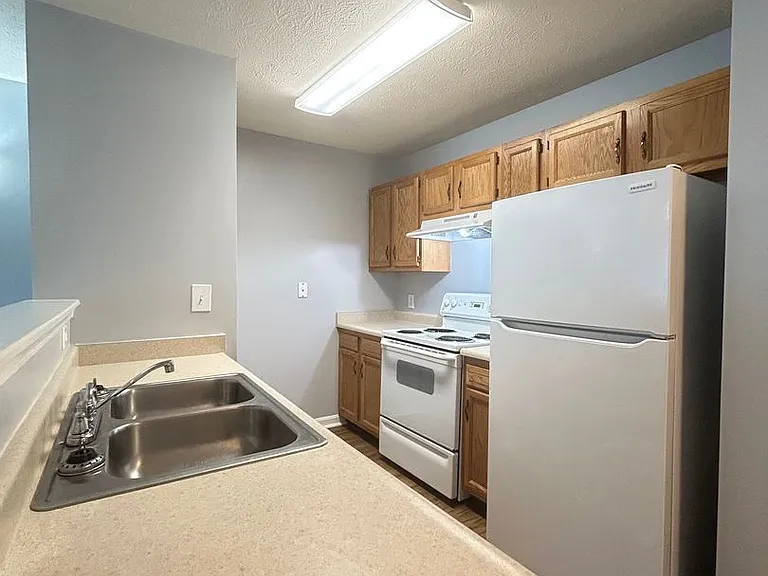 Rowan Place Apartments — Photo 17
