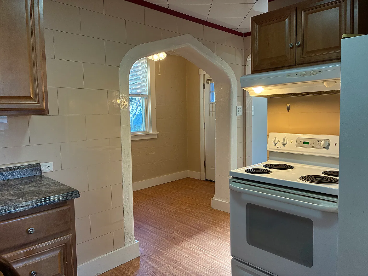 2 bed, 1.5 bath, 1896 sqft, $1,400 — Photo 3