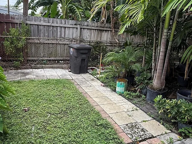 741 Roseland Dr — Photo 15
