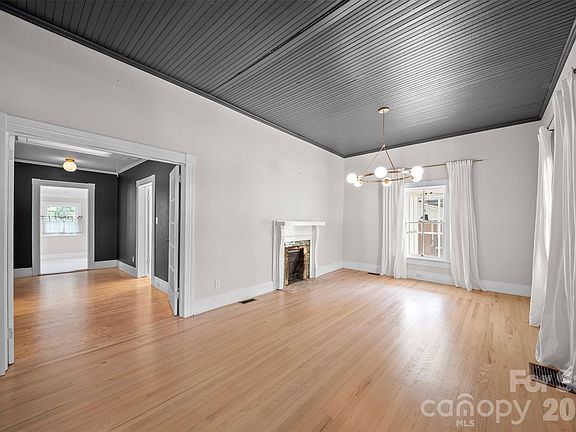 4th image of 825 Montgomery Ave #1
