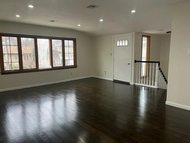 576 Britton Ave — Photo 5